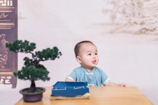 伊犁怀孕肚子中间凹两边凸